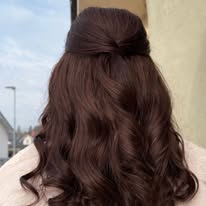 Frizerski salon Organic Way — urejeni valoviti lasje